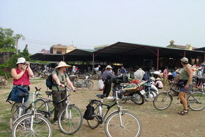 morning-market-vietnam-cycling