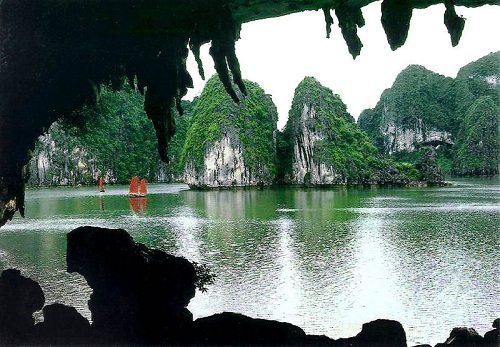 Bo Nong Cave on Halong Bay - Vietnamtravelblog