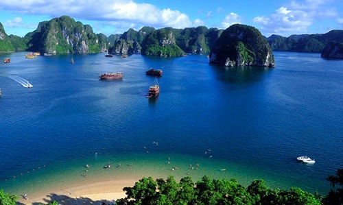 Imposing landscape of Halong Bay - Vietnamtravelblog