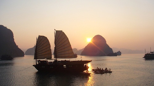 Sunrise on Halong Bay - Vietnamtravelblog
