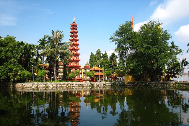 Tran Quoc Pagoda in Hanoi - Vietnamtravelblog