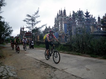 Hue tour visits villages - Vietnamtravelblog
