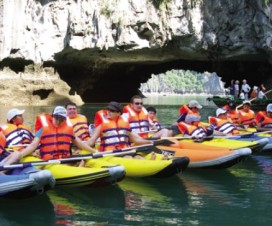Tourists to Halong Bay - Vietnamtravelblog - Vietnamvisa