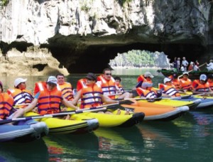 Tourists to Halong Bay - Vietnamtravelblog - Vietnamvisa