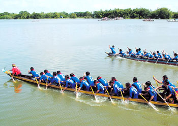 boat race on lake in An Giang - Vietnamtravelblog - Vietnamvisa - Vietnamtour
