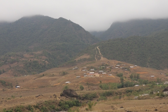 Households spread through the valley - Vietnamtravelblog - Vietnamvisa